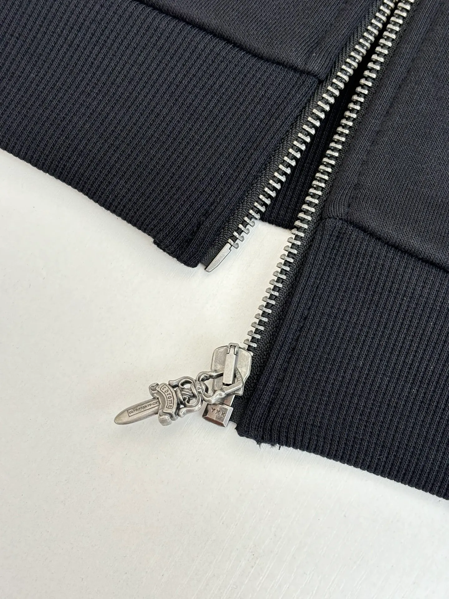 P430 Chrome Heart*/Chrome Heart 25 Ch New York City limited zipper hooded sweatshirt. The fabric is made of 420g thin velvet coarse fish scale fabric. The printing is printed with hand glue based on the original version. The finished product is brushed and washed to shape. It feels excellent. Real antique silver and distressed chain heads (key points: zipper pullers are sprayed with silver and distressed). Size: S/M/L
